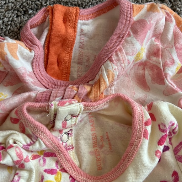 Set of 2 Burt’s Bees Baby rompers - Picture 6 of 6